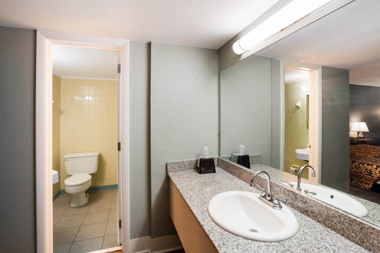 Knights Inn Fayetteville - Fort Bragg Bagian luar foto